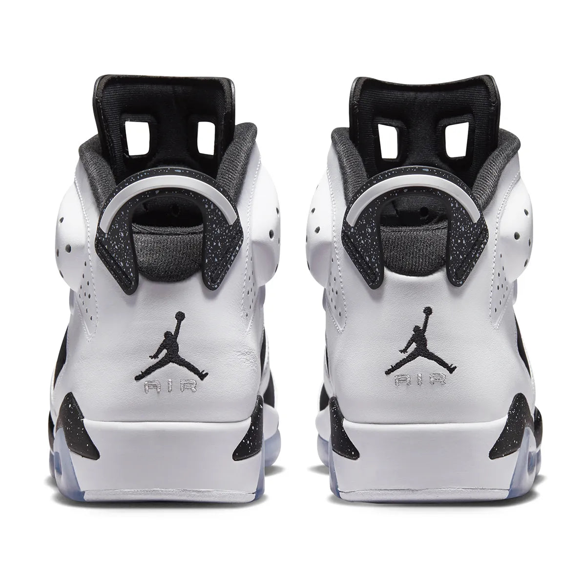 Air Jordan 6 Retro Oreo 2026, sneaker Jordan 6 noire et blanche au coloris Oreo avec unité Nike Air visible et silhouette basketball rétro vue derrière. 