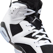 Vue zoomée sur les détails latéraux de la Air Jordan 6 Retro Oreo 2026, sneaker Jordan 6 noire et blanche au coloris Oreo avec unité Nike Air visible et silhouette basketball rétro.