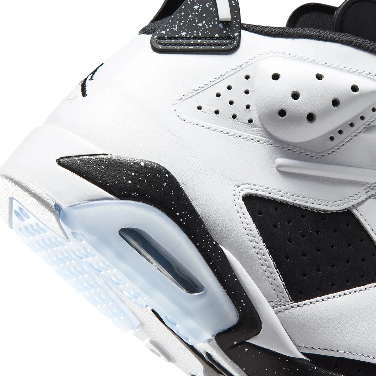 Vue zoomée sur les détails arrières de la Air Jordan 6 Retro Oreo 2026, sneaker Jordan 6 noire et blanche au coloris Oreo avec unité Nike Air visible et silhouette basketball rétro.