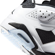Vue zoomée sur les détails arrières de la Air Jordan 6 Retro Oreo 2026, sneaker Jordan 6 noire et blanche au coloris Oreo avec unité Nike Air visible et silhouette basketball rétro.