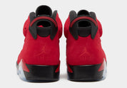Air Jordan 6 Retro Toro Bravo CT8529-600 en suède texturé Varsity Red avec accents noirs, languette haute et silhouette Jordan 6.