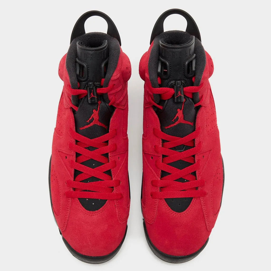 Air Jordan 6 Retro Toro Bravo CT8529-600 en suède texturé Varsity Red avec accents noirs, languette haute et silhouette Jordan 6.