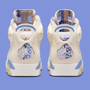 Air Jordan 6 Retro Sashiko IR7255-110 en Pale Ivory et Work Blue avec empiècements textile, coutures décoratives et détails multicolores.