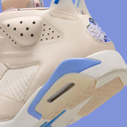 Air Jordan 6 Retro Sashiko IR7255-110 en Pale Ivory et Work Blue avec empiècements textile, coutures décoratives et détails multicolores.