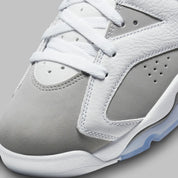 Air Jordan 6 Retro Cool Grey CT8529-100 en cuir blanc et nubuck gris avec lace lock gris, détails Cool Grey et semelle translucide bleu glacé.