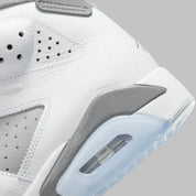 Air Jordan 6 Retro Cool Grey CT8529-100 en cuir blanc et nubuck gris avec lace lock gris, détails Cool Grey et semelle translucide bleu glacé.