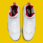 Air Jordan 7 Retro Cardinal 2022 CU9307-106 en cuir blanc avec détails noirs, Cardinal Red et Chutney, chausson intérieur et semelle multicolore vue du dessus. 