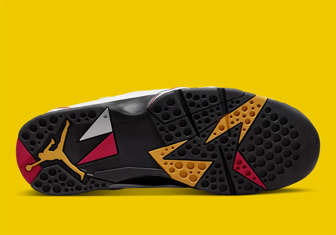 Air Jordan 7 Retro Cardinal 2022 CU9307-106 en cuir blanc avec détails noirs, Cardinal Red et Chutney, chausson intérieur et semelle multicolore vue de dessous. 