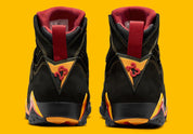 Air Jordan 7 Retro Citrus 2022 CU9307-081 en nubuck noir avec surpiqûres orange Citrus, accents Varsity Red et semelle multicolore vue de derrière. 