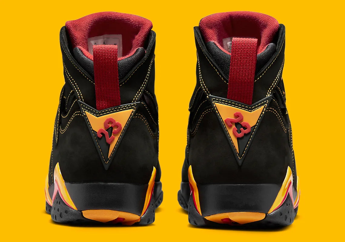 Air Jordan 7 Retro Citrus 2022 CU9307-081 en nubuck noir avec surpiqûres orange Citrus, accents Varsity Red et semelle multicolore vue de derrière. 