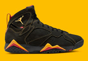 Air Jordan 7 Retro Citrus 2022 CU9307-081 en nubuck noir avec surpiqûres orange Citrus, accents Varsity Red et semelle multicolore vue de profil. 