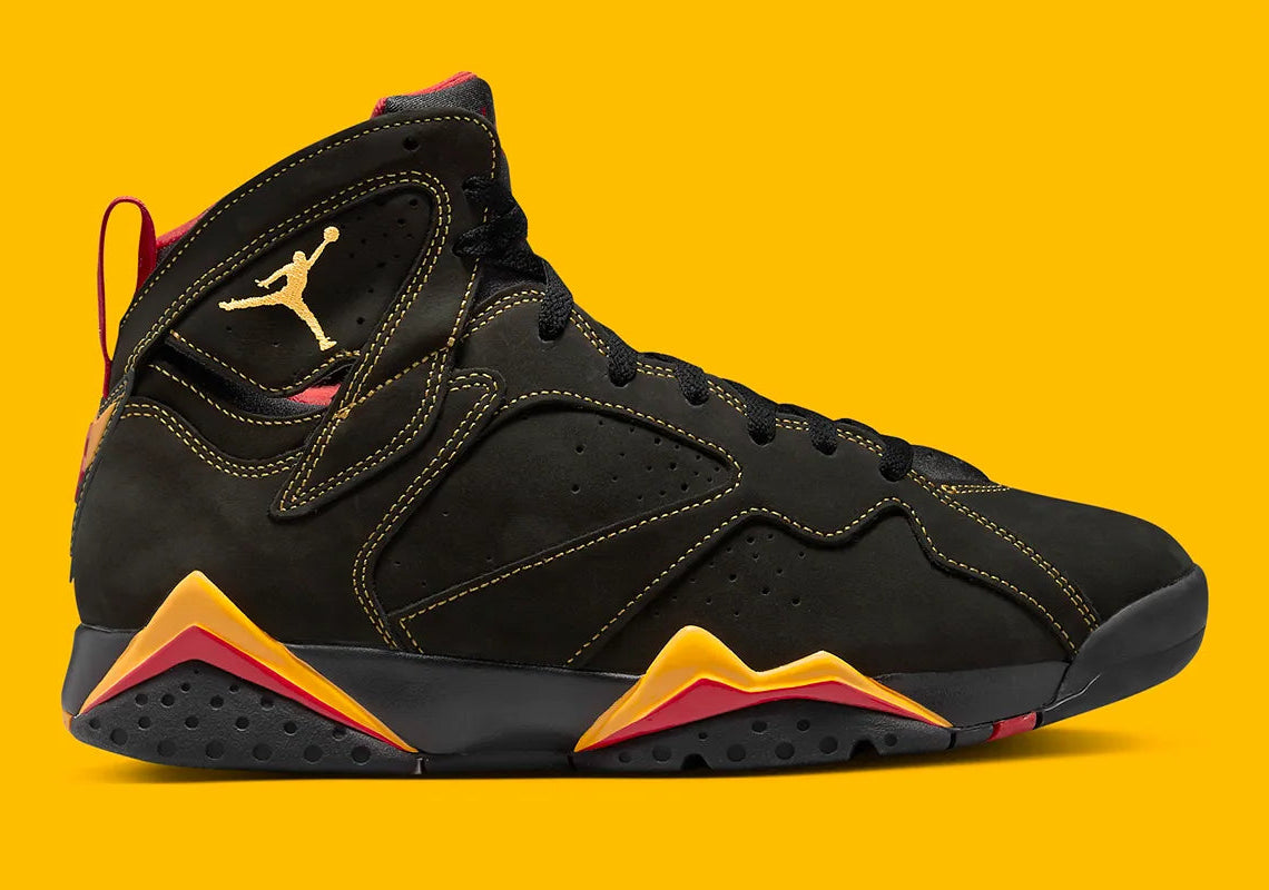 Air Jordan 7 Retro Citrus 2022 CU9307-081 en nubuck noir avec surpiqûres orange Citrus, accents Varsity Red et semelle multicolore vue de profil. 