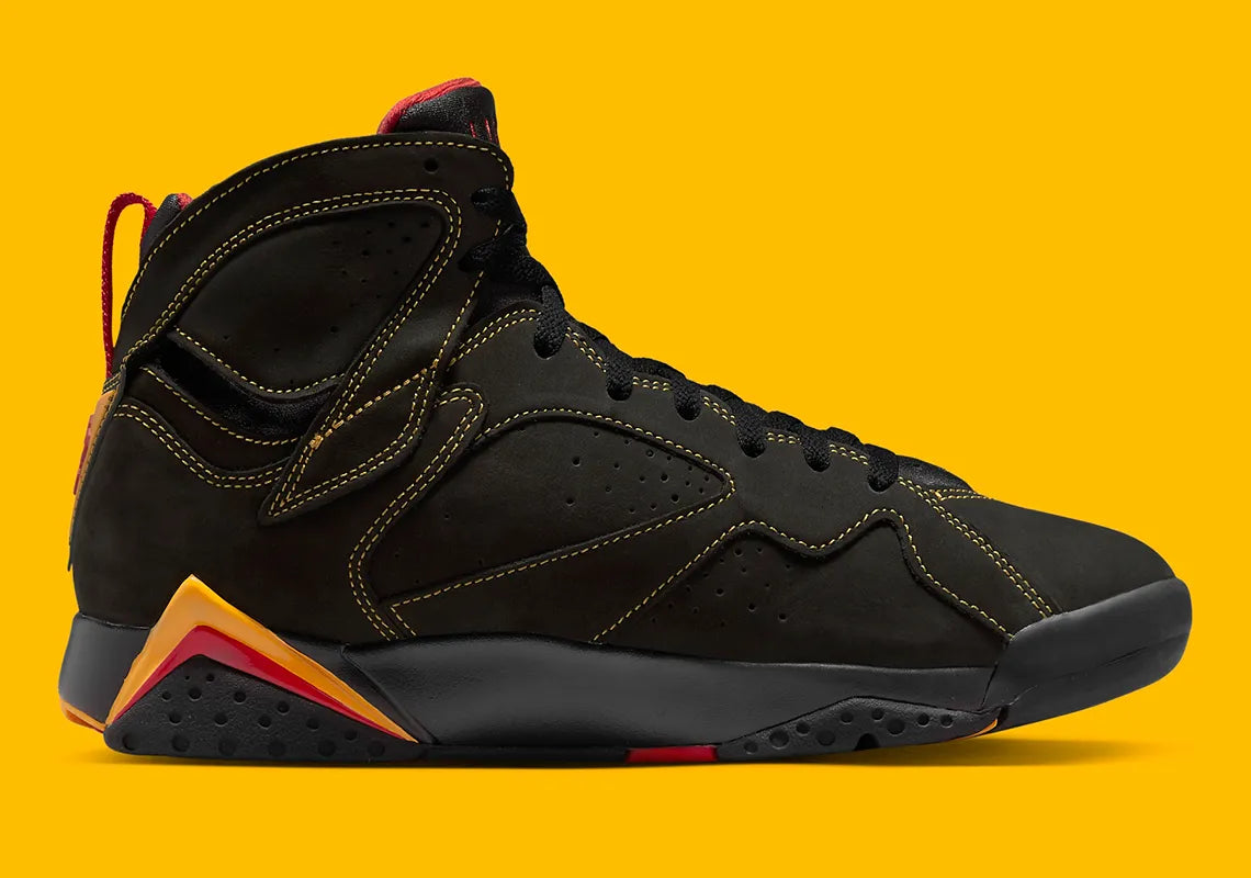 Air Jordan 7 Retro Citrus 2022 CU9307-081 en nubuck noir avec surpiqûres orange Citrus, accents Varsity Red et semelle multicolore vue de profil intérieur. 