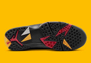 Air Jordan 7 Retro Citrus 2022 CU9307-081 en nubuck noir avec surpiqûres orange Citrus, accents Varsity Red et semelle multicolore vue de dessous. 
