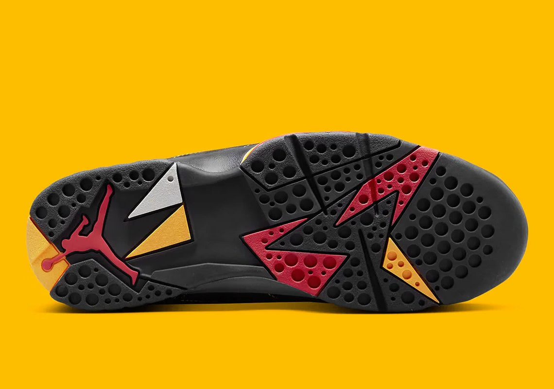 Air Jordan 7 Retro Citrus 2022 CU9307-081 en nubuck noir avec surpiqûres orange Citrus, accents Varsity Red et semelle multicolore vue de dessous. 
