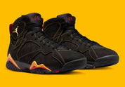 Air Jordan 7 Retro Citrus 2022 CU9307-081 en nubuck noir avec surpiqûres orange Citrus, accents Varsity Red et semelle multicolore vue de 3/4 face. 