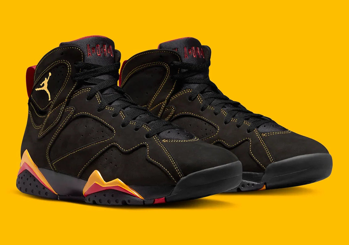 Air Jordan 7 Retro Citrus 2022 CU9307-081 en nubuck noir avec surpiqûres orange Citrus, accents Varsity Red et semelle multicolore vue de 3/4 face. 