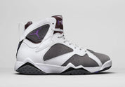 Air Jordan 7 Retro Flint CU9307-100 en cuir blanc et suède Flint Grey avec accents Varsity Purple, détails noirs et semelle multicolore vue de profil. 