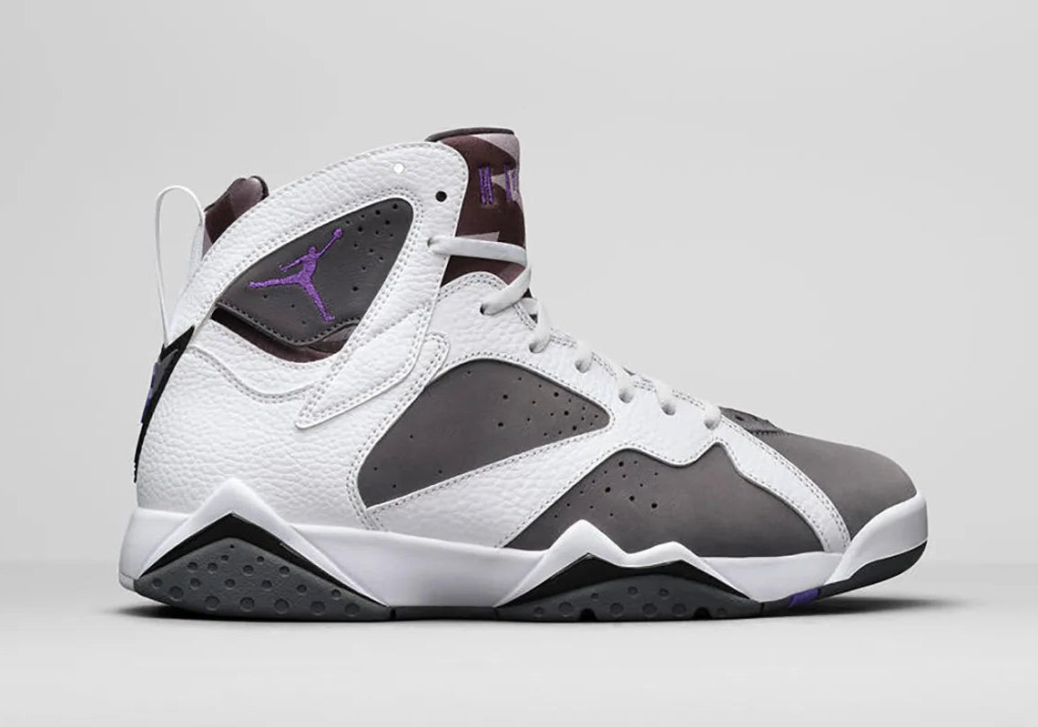 Air Jordan 7 Retro Flint CU9307-100 en cuir blanc et suède Flint Grey avec accents Varsity Purple, détails noirs et semelle multicolore vue de profil. 