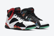 Air Jordan 7 Retro Greater China CW2805-160 en nubuck noir et cuir blanc avec motif dragon, accents rouges et dorés et semelle phosphorescente vue de 3/4 face. 