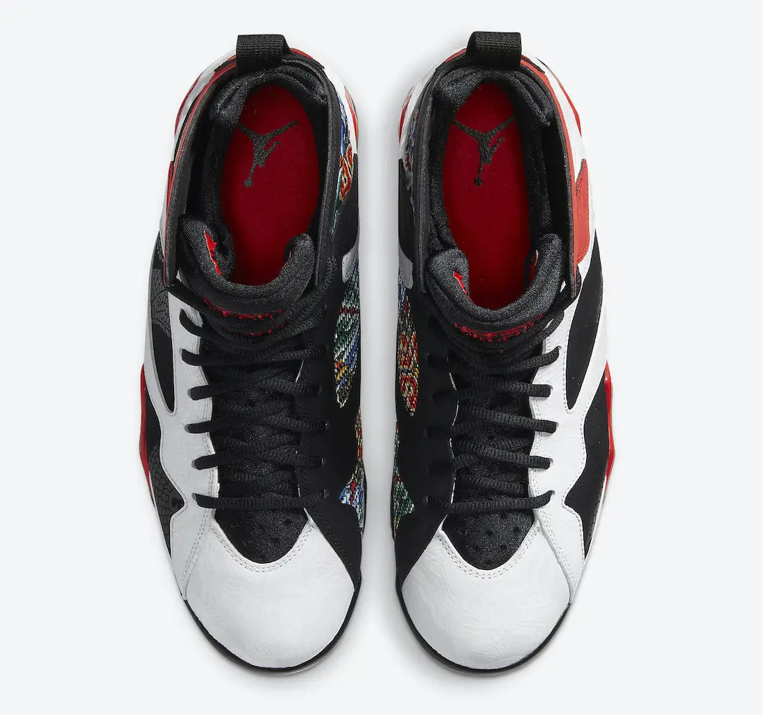 Air Jordan 7 Retro Greater China CW2805-160 en nubuck noir et cuir blanc avec motif dragon, accents rouges et dorés et semelle phosphorescente vue du dessus. 