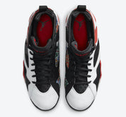 Air Jordan 7 Retro Greater China CW2805-160 en nubuck noir et cuir blanc avec motif dragon, accents rouges et dorés et semelle phosphorescente vue du dessus. 
