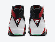 Air Jordan 7 Retro Greater China CW2805-160 en nubuck noir et cuir blanc avec motif dragon, accents rouges et dorés et semelle phosphorescente vue de derrière. 