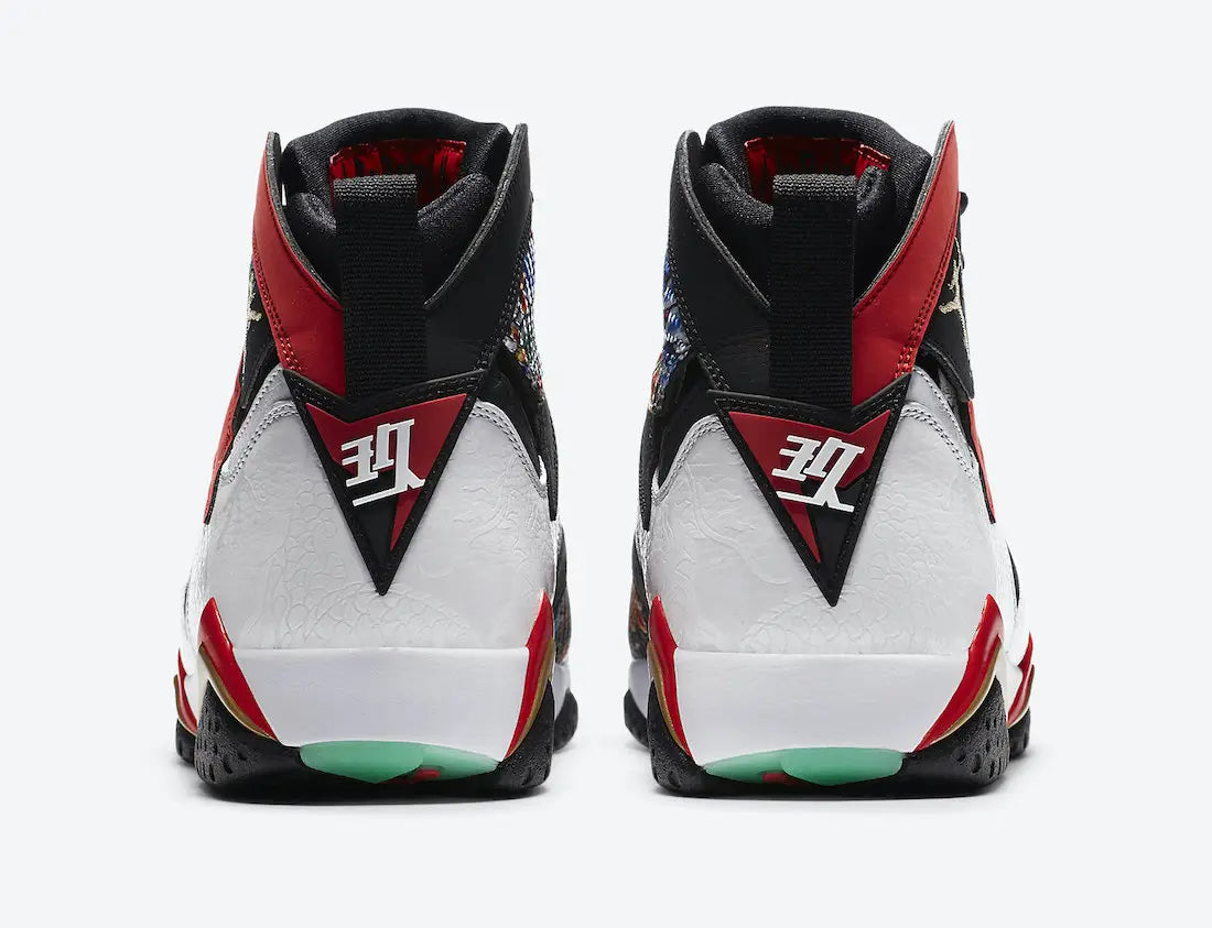 Air Jordan 7 Retro Greater China CW2805-160 en nubuck noir et cuir blanc avec motif dragon, accents rouges et dorés et semelle phosphorescente vue de derrière. 
