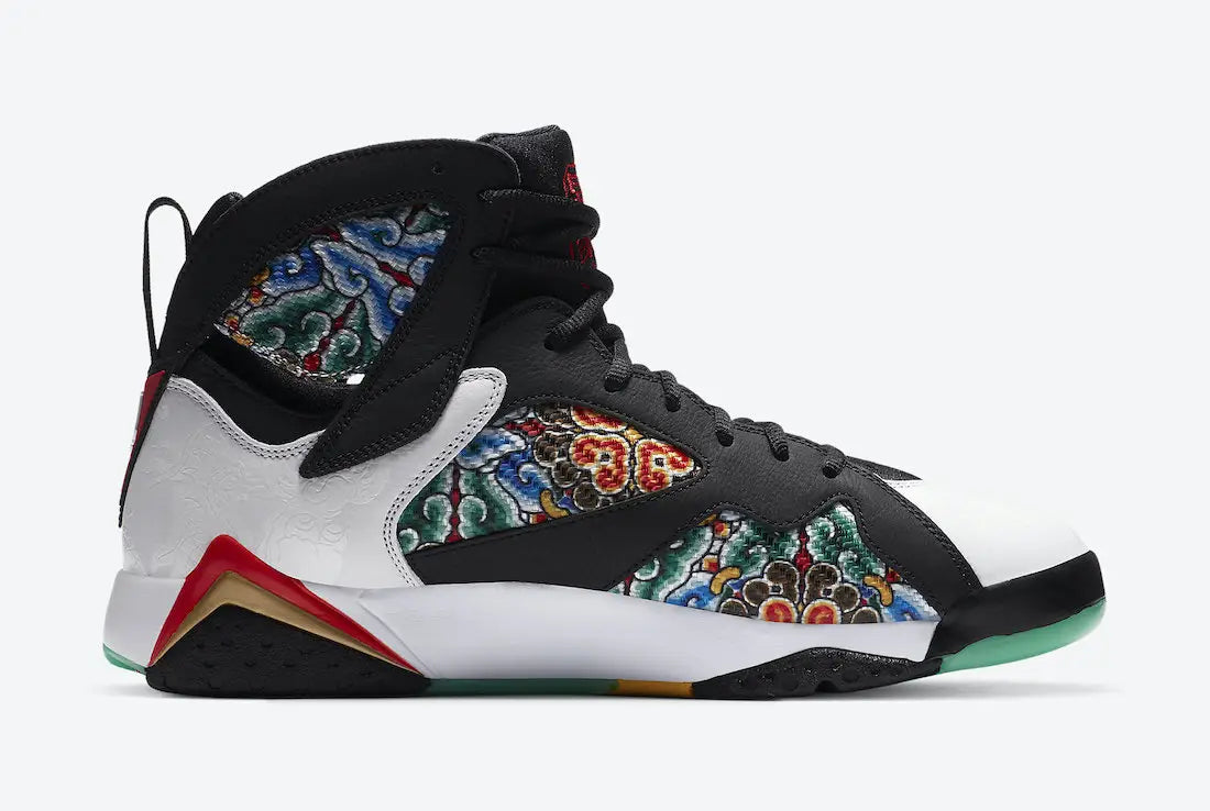 Air Jordan 7 Retro Greater China CW2805-160 en nubuck noir et cuir blanc avec motif dragon, accents rouges et dorés et semelle phosphorescente vue de profil intérieur. 