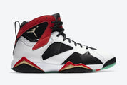 Air Jordan 7 Retro Greater China CW2805-160 en nubuck noir et cuir blanc avec motif dragon, accents rouges et dorés et semelle phosphorescente vue de profil. 