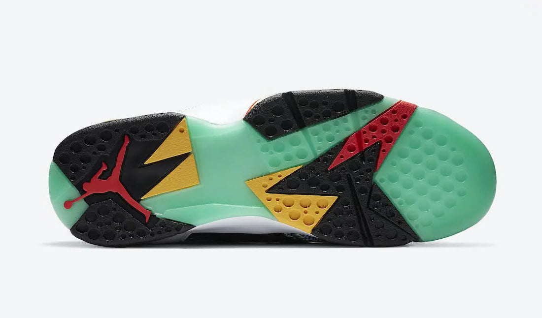 Air Jordan 7 Retro Greater China CW2805-160 en nubuck noir et cuir blanc avec motif dragon, accents rouges et dorés et semelle phosphorescente vue de dessous. 