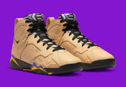 Air Jordan 7 Retro SE Vachetta Tan DZ4729-200 en beige Vachetta Tan avec détails noirs, violets et orange inspirés de l’univers Afrobeats vue de 3/4 face. 