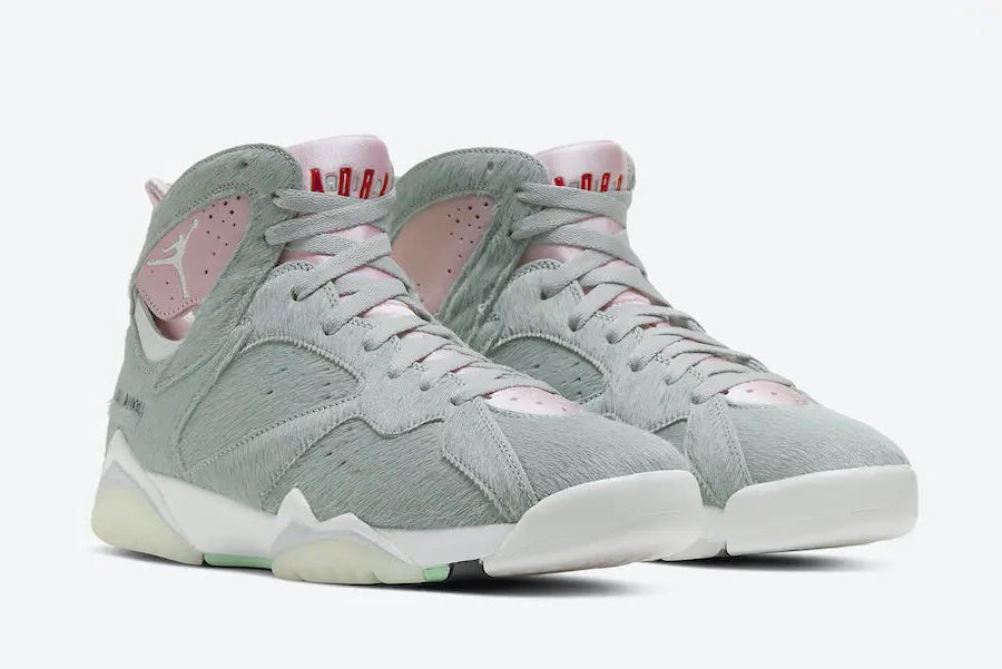 Air Jordan 7 Retro Neutral Grey en nuances gris clair et blanc avec tige montante, détails ton sur ton et semelle sculptée vue de 3/4 face. 