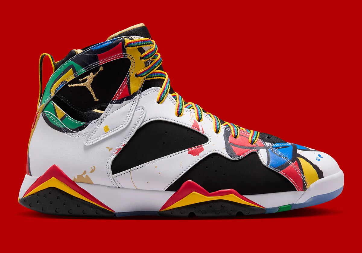 Air Jordan 7 Retro Miro 2026 IQ6573-100 en cuir blanc et nubuck noir avec détails multicolores inspirés de Joan Miró et numéro 9 au talon vue de profil. 