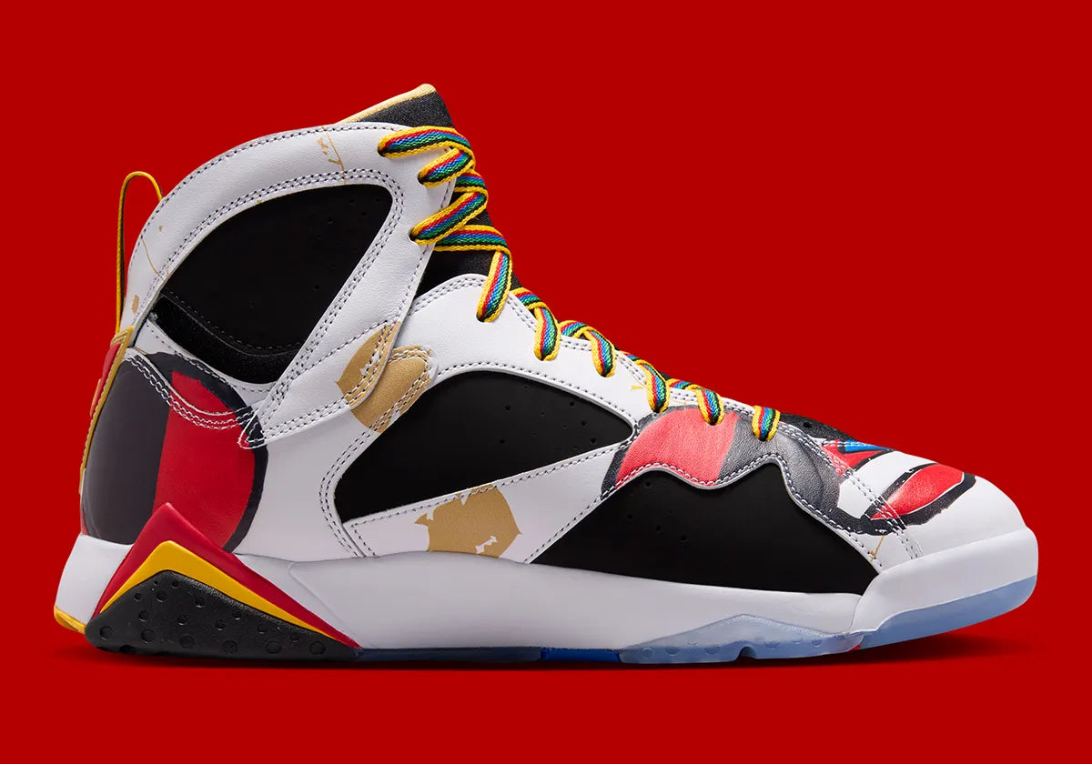 Air Jordan 7 Retro Miro 2026 IQ6573-100 en cuir blanc et nubuck noir avec détails multicolores inspirés de Joan Miró et numéro 9 au talon vue de profil intérieur. 