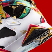 Vue zoomée sur les détails arrières de la Air Jordan 7 Retro Miro 2026 IQ6573-100 en cuir blanc et nubuck noir avec détails multicolores inspirés de Joan Miró et numéro 9 au talon.