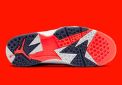 Air Jordan 7 Retro Quai 54 2022 DV0577-500 en suède et nubuck bleu marine avec accents Bright Crimson, semelle blanche et branding Quai 54 vue du dessous. 