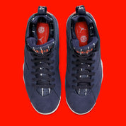 Air Jordan 7 Retro Quai 54 2022 DV0577-500 en suède et nubuck bleu marine avec accents Bright Crimson, semelle blanche et branding Quai 54 vue du dessus. 
