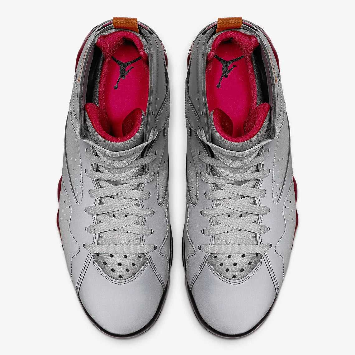 Air Jordan 7 Retro Reflections of a Champion BV6281-006 argentée réfléchissante avec accents Cardinal Red, noirs et jaunes vue du dessus. 