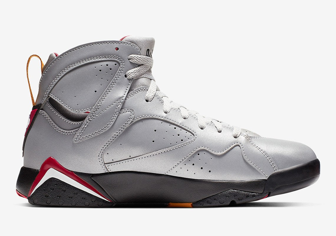Air Jordan 7 Retro Reflections of a Champion BV6281-006 argentée réfléchissante avec accents Cardinal Red, noirs et jaunes vue de profil intérieur. 