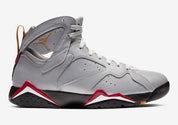 Air Jordan 7 Retro Reflections of a Champion BV6281-006 argentée réfléchissante avec accents Cardinal Red, noirs et jaunes vue de profil. 
