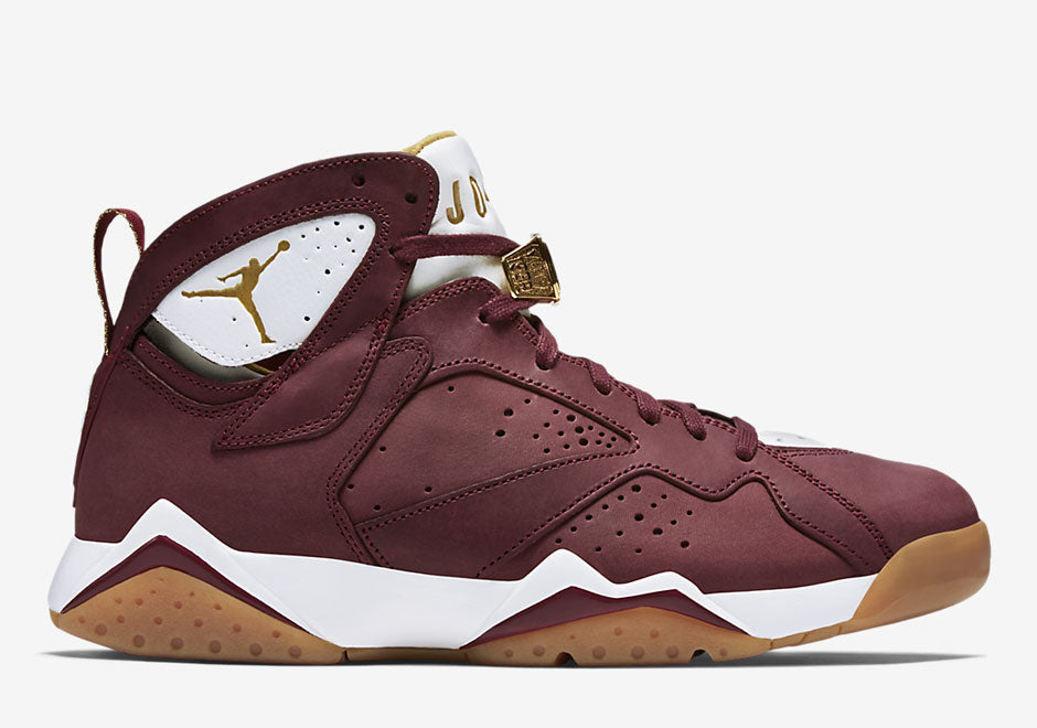 Air Jordan 7 Retro Championship Pack Cigar 725093-630 en cuir Team Red et brun avec détails Metallic Gold, accents Sail et semelle Gum Light Brown vue de profil. 