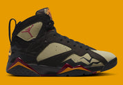 Air Jordan 7 Retro Black Olive DN9782-001 en nubuck noir et Neutral Olive avec accents Cherrywood Red, Chutney et semelle sculptée vue de profil. 