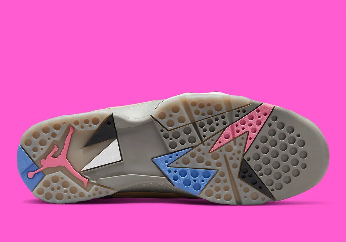 Air Jordan 7 Retro SE Sapphire DJ2636-204 en nubuck beige Shimmer avec panneaux translucides, accents Sapphire et détails roses et noirs vue du dessous. 