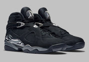 Air Jordan 8 Retro Chrome 2026 noire et graphite avec détails argentés, brides croisées, patch Jumpman et semelle Nike Air.