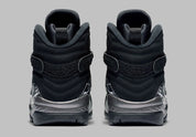 Air Jordan 8 Retro Chrome 2026 noire et graphite avec détails argentés, brides croisées, patch Jumpman et semelle Nike Air.
