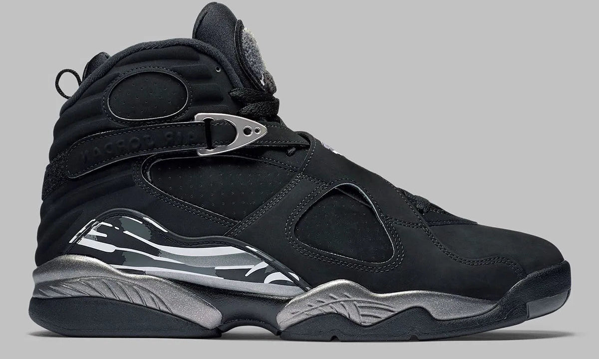 Air Jordan 8 Retro Chrome 2026 noire et graphite avec détails argentés, brides croisées, patch Jumpman et semelle Nike Air.
