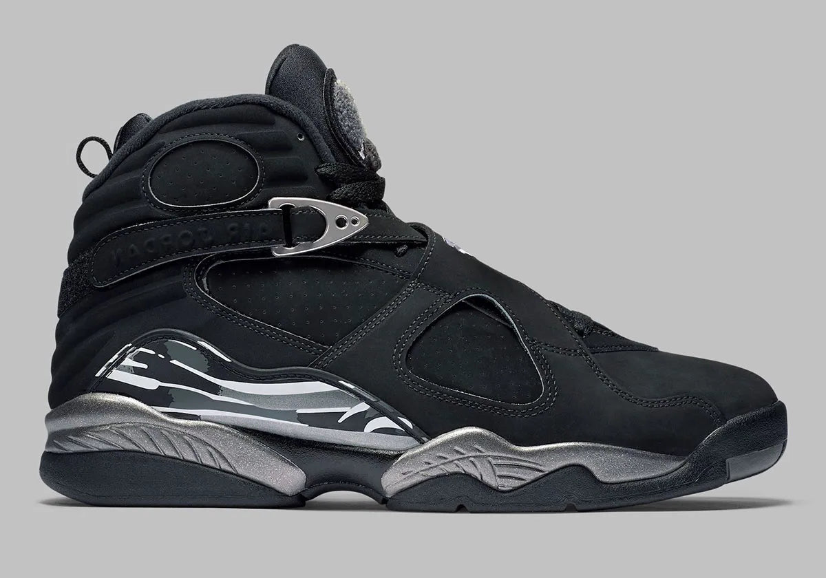 Air Jordan 8 Retro Chrome 2026 noire et graphite avec détails argentés, brides croisées, patch Jumpman et semelle Nike Air.