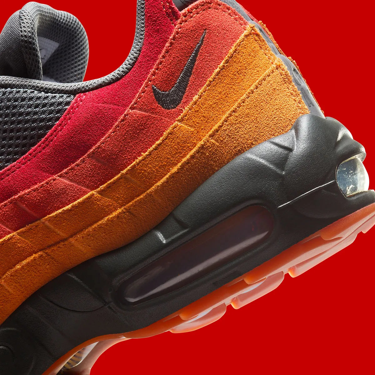 Sneakers Nike Air Max 95 Premium Atlanta noires et rouges en matières premium avec amorti Air Max visible et design iconique. Zoom extérieur 