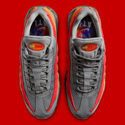 Sneakers Nike Air Max 95 Premium Atlanta noires et rouges en matières premium avec amorti Air Max visible et design iconique. Vue du dessus 